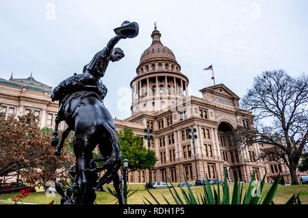 Cowboy Memorial vom Bodensee Whitney Warren und 1925 steht auf dem Capitol Grundstück mit gewölbten Zustand Haus errichtet im Hintergrund in Austin, TX Stockfoto