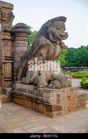 Simha - gaja, Gajasimha (Lion-Elephant) Skulptur am Eingang der Sonnentempel, Konark. Die Skulptur zeigt einen Löwen ein Elefant auf einen Menschen. Stockfoto