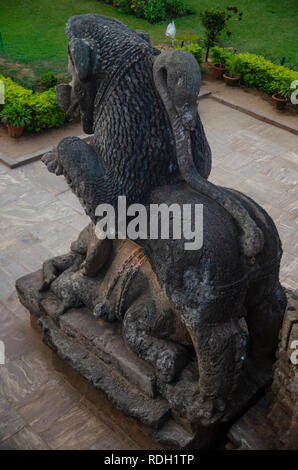 Simha - gaja, Gajasimha (Lion-Elephant) Skulptur am Eingang der Sonnentempel, Konark. Die Skulptur zeigt einen Löwen ein Elefant auf einen Menschen. Stockfoto