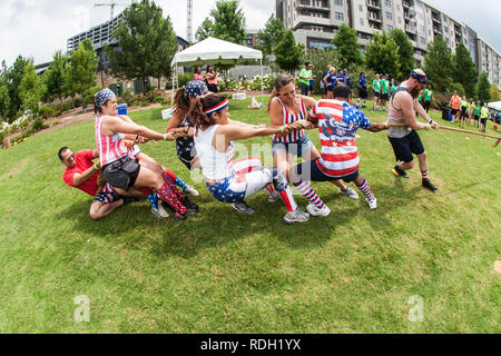 Ein Team von jungen erwachsenen Frauen und Männern Kampf das Seil in einem Tauziehen Wettbewerb während Atlanta Feld Tag am 14 Juli, 2018 in Atlanta, GA. Stockfoto