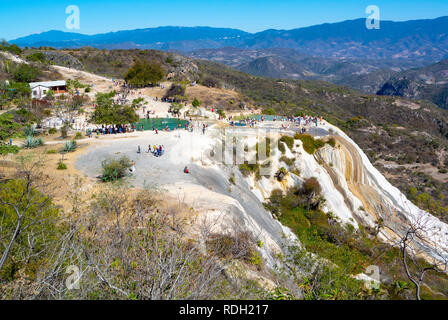 Ein Panoramablick auf die Landschaft der Hierve el Agua, versteinerten Wasserfall, Oaxaca, Mexiko Stockfoto