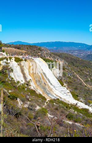 Ein Panoramablick auf die Landschaft der Hierve el Agua, versteinerten Wasserfall, Oaxaca, Mexiko Stockfoto