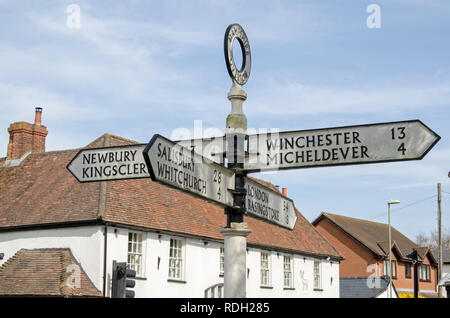 Finger in der Mitte des Hampshire Stadt Overton in Richtung der wichtigsten Städte aus der jetzt schläfrig Bereich zugänglich. Stockfoto