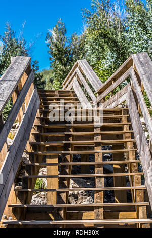 Blick auf eine Treppe auf hölzernen ausgesetzt Fußgängerweg auf Bergen, mit Blick auf den Fluss Lima, in Alvor, Portugal Stockfoto