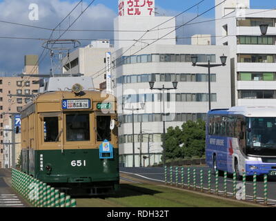 Foto der historischen Straßenbahn Nr. 651 noch in Hiroshima City Center ausgeführt wird, nachdem Sie in den nuklearen Angriff der 6. August 1945 bombardiert wird. Stockfoto