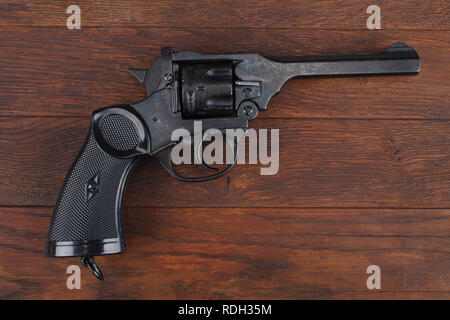 Webley Mk IV Top-Break Revolver, Pistole für die Streitkräfte des Vereinigten Königreichs und das Britische Empire und Commonwealth am Holztisch Stockfoto