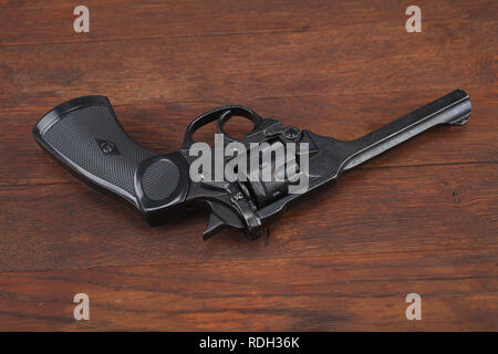 Webley Mk IV Top-Break Revolver, Pistole für die Streitkräfte des Vereinigten Königreichs und das Britische Empire und Commonwealth am Holztisch Stockfoto