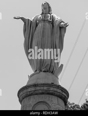 Statue der Jungfrau Maria auf dem Gipfel des Cerro San Cristóbal, Santiago, Chile. Stockfoto