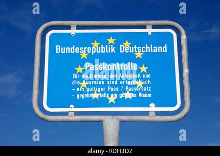 Deutsche Grenze Zeichen in den Hafen von Spiekeroog Insel, eine der Ostfriesischen Inseln in der Nordsee, der Schriftzug 'Passkontrolle' Stockfoto