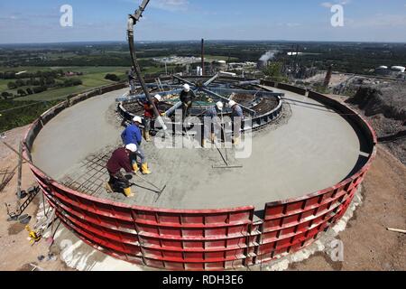 Betonieren der Fundamente beim Bau einer Windkraftanlage an einem Berghang in Scholven, Gelsenkirchen Stockfoto