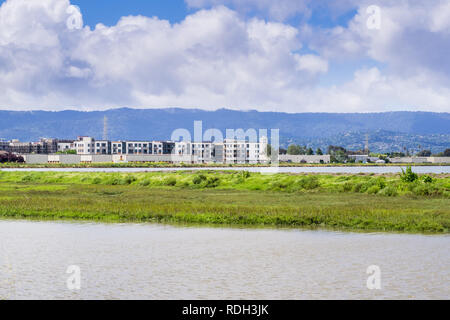 Neue Wohnung Gebäude im Bau auf der Küstenlinie von San Francisco Bay ab Bedwell Bayfront Park, Menlo Park, Silicon Valley, Calif gesehen Stockfoto