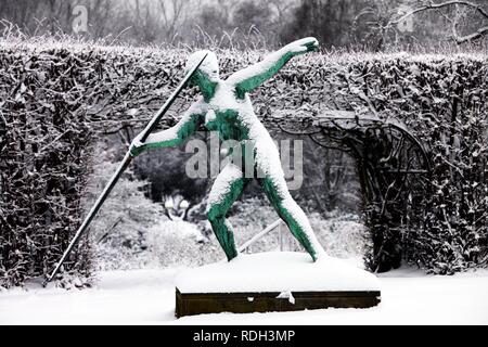Verschneite Skulptur im winterlichen Gruga Park, Artwork Speerwerfer von Ernst Seger, Essen, Nordrhein-Westfalen Stockfoto