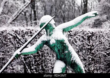 Verschneite Skulptur im winterlichen Gruga Park, Artwork Speerwerfer von Ernst Seger, Essen, Nordrhein-Westfalen Stockfoto