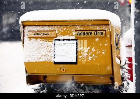 Schnee-bedeckten gelben Briefkasten der Deutschen Post, Essen, Nordrhein-Westfalen Stockfoto