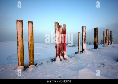 "Totems" Wahrzeichen kunst Installation aus mehr als 100 verarbeitet Eisenbahnschwellen erstellt von baskischen Malers und Bildhauers Agustín Stockfoto