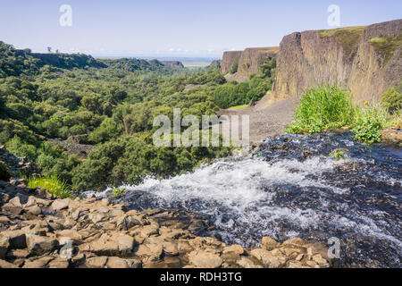 Panoramasicht auf das Tal von oben Phantom fällt Wasserfall,Tafelberg Naturreservat, Oroville, Kalifornien Stockfoto