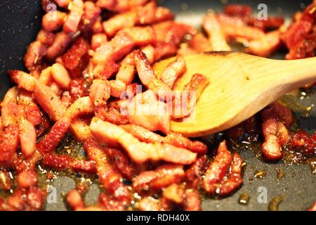 Speck in einer Pfanne gebraten sein Stockfoto