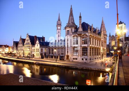 St. Michielsbrug Brücke über den Fluss Leie, Blick auf die Altstadt, das ehemalige Postamt auf der rechten Seite Stockfoto