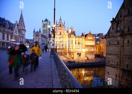 St. Michielsbrug Brücke über den Fluss Leie, Blick auf die Altstadt, das ehemalige Postamt auf der rechten Seite Stockfoto