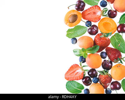 Aprikosen, Erdbeeren, Kirschen, Blaubeeren und Minze auf weißem Hintergrund mit Kopie Raum isoliert. Essen Hintergrund, Mix aus Beeren, gesunde Nahrung, Produkte, Diät, detox Konzept. Ansicht von oben Stockfoto