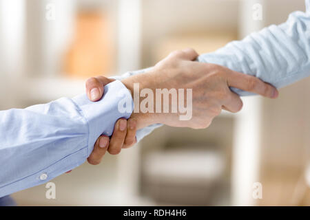 Nahaufnahme der Mann und die Frau einander Handgelenke, Unterstützung anhand von quantitativen Simulatio Stockfoto