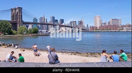 Brooklyn Bridge und die Skyline von Manhattan vom Fulton Fähre in Brooklyn, New York, USA Stockfoto