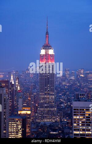 Blick von der Spitze des Felsens Sternwarte auf dem Rockefeller Center am Abend in Richtung Empire State Building, New York, USA Stockfoto