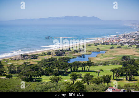 Luftaufnahme von Pacifica Municipal Pier und scharfen Park Golf Course von der Oberseite von Mori, Marin County, Kalifornien gesehen Stockfoto