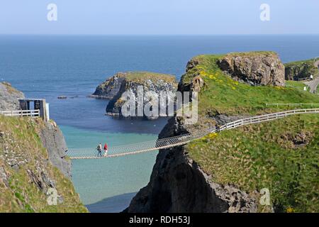 Carrick-a-Rede rope bridge und Insel, County Antrim, Nordirland, Europa Stockfoto