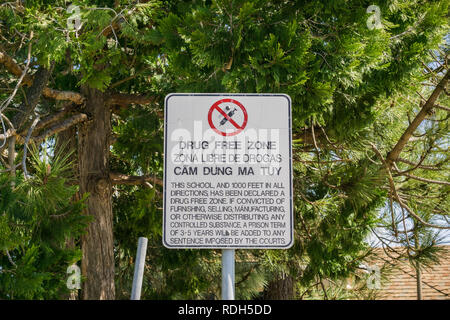 Drogenfreie Zone Schild in der Nähe einer Schule, Kalifornien Stockfoto