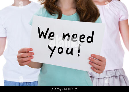 Close-up ist ein Mädchen Hand, die wir brauchen Sie Plakat mit Ihren Freunden Stockfoto