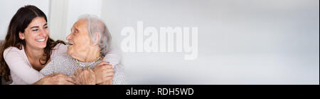 Portrait von Gerne ältere Frau und Junge Enkelin Stockfoto