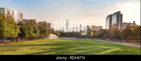 Panoramablick von Santiago Skyline bei araucano Park - Santiago, Chile Stockfoto