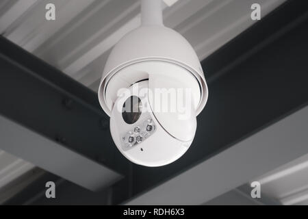 Sicherheit Kamera hängen an der Decke-CCTV-Kamera Stockfoto