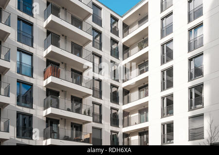 Balkon Fassade an der Ecke der modernen Apartment Gebäudekomplexes - Stockfoto