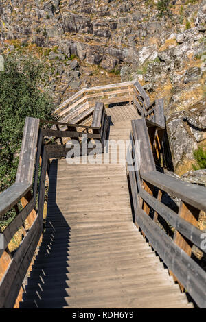 Blick auf eine Treppe auf hölzernen ausgesetzt Fußgängerweg auf Bergen, mit Blick auf den Fluss Lima, in Alvor, Portugal Stockfoto