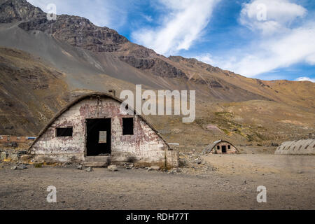 Las Cascaras alte Ruinen aus dem Bau von Quebrada El Jao Damm am Cajon del Maipo, Chile Stockfoto