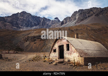 Las Cascaras alte Ruinen aus dem Bau von Quebrada El Jao Damm am Cajon del Maipo, Chile Stockfoto