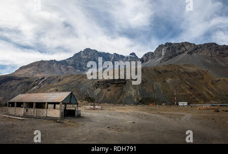 Las Cascaras alte Ruinen aus dem Bau von Quebrada El Jao Damm am Cajon del Maipo, Chile Stockfoto