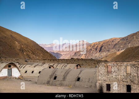 Las Cascaras alte Ruinen aus dem Bau von Quebrada El Jao Damm am Cajon del Maipo, Chile Stockfoto