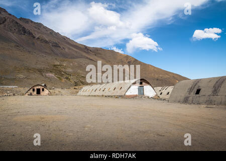 Las Cascaras alte Ruinen aus dem Bau von Quebrada El Jao Damm am Cajon del Maipo, Chile Stockfoto