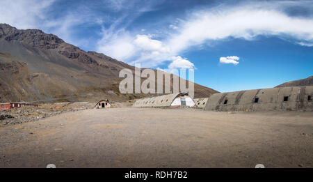 Las Cascaras alte Ruinen aus dem Bau von Quebrada El Jao Damm am Cajon del Maipo, Chile Stockfoto