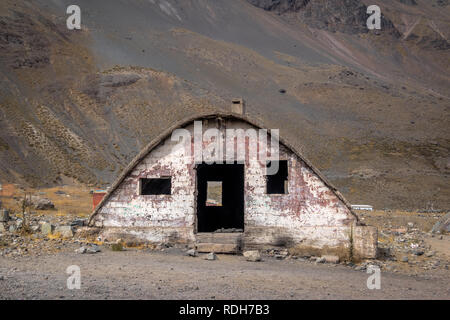 Las Cascaras alte Ruinen aus dem Bau von Quebrada El Jao Damm am Cajon del Maipo, Chile Stockfoto