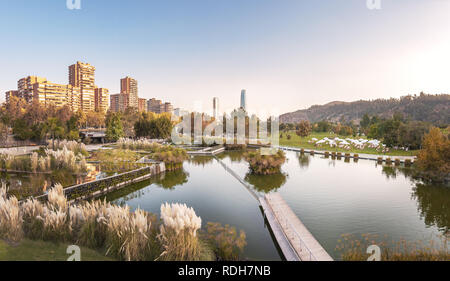 Panoramablick auf Bicentenario Park und die Skyline von Santiago - Santiago, Chile Stockfoto