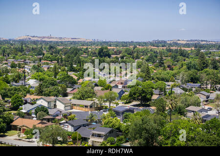Wohnquartier in South San Jose, Kommunikation Hill und der Innenstadt von San Jose im Hintergrund; Blick von Santa Teresa County Park, San Franc Stockfoto
