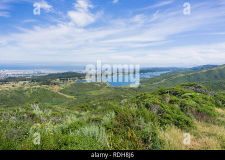 Blick auf San Andreas Behälter; die Städte San Francisco Bay im Hintergrund, Kalifornien Stockfoto