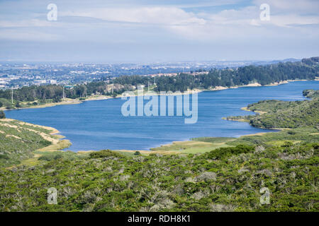 San Andreas Behälter Landschaft; die Städte San Francisco Bay im Hintergrund, Kalifornien Stockfoto