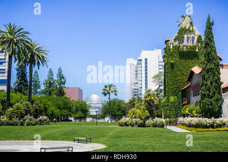 Alte Gebäude an der San Jose State University; das moderne Rathaus Gebäude im Hintergrund; San Jose, Kalifornien Stockfoto