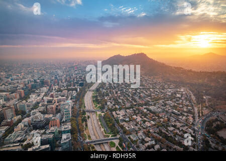 Santiago Luftaufnahme mit Berg San Cristobal und Mapocho Fluss bei Sonnenuntergang - Santiago, Chile Stockfoto