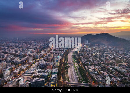 Santiago Luftaufnahme mit Berg San Cristobal und Mapocho Fluss bei Sonnenuntergang - Santiago, Chile Stockfoto